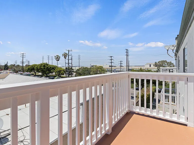 208 E Imperial Ave — Photo 8