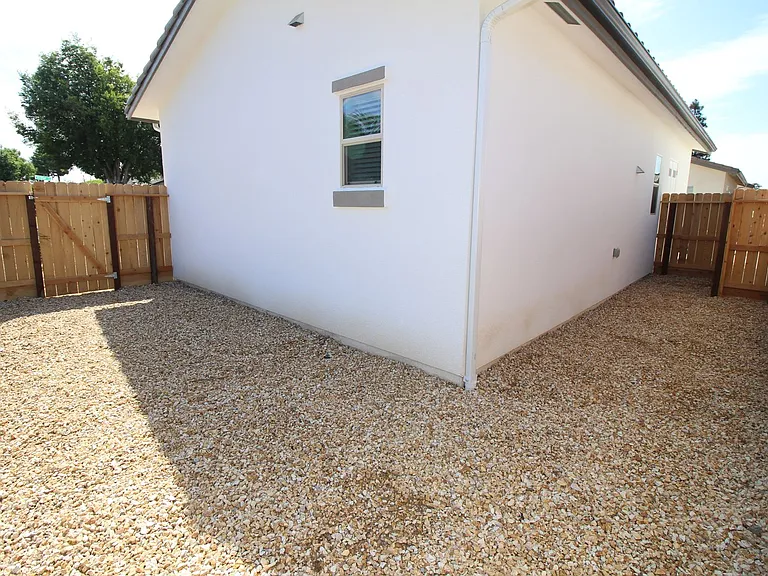 2379 N Arthur Ave — Photo 10