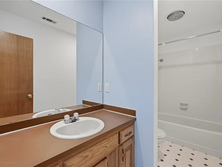 909 W Linden St — Photo 21