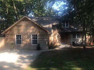 592 Lake Dr, Snellville, GA