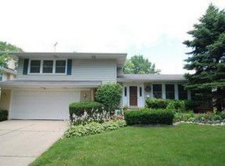 902 E Appletree Ln, Arlington Heights, IL