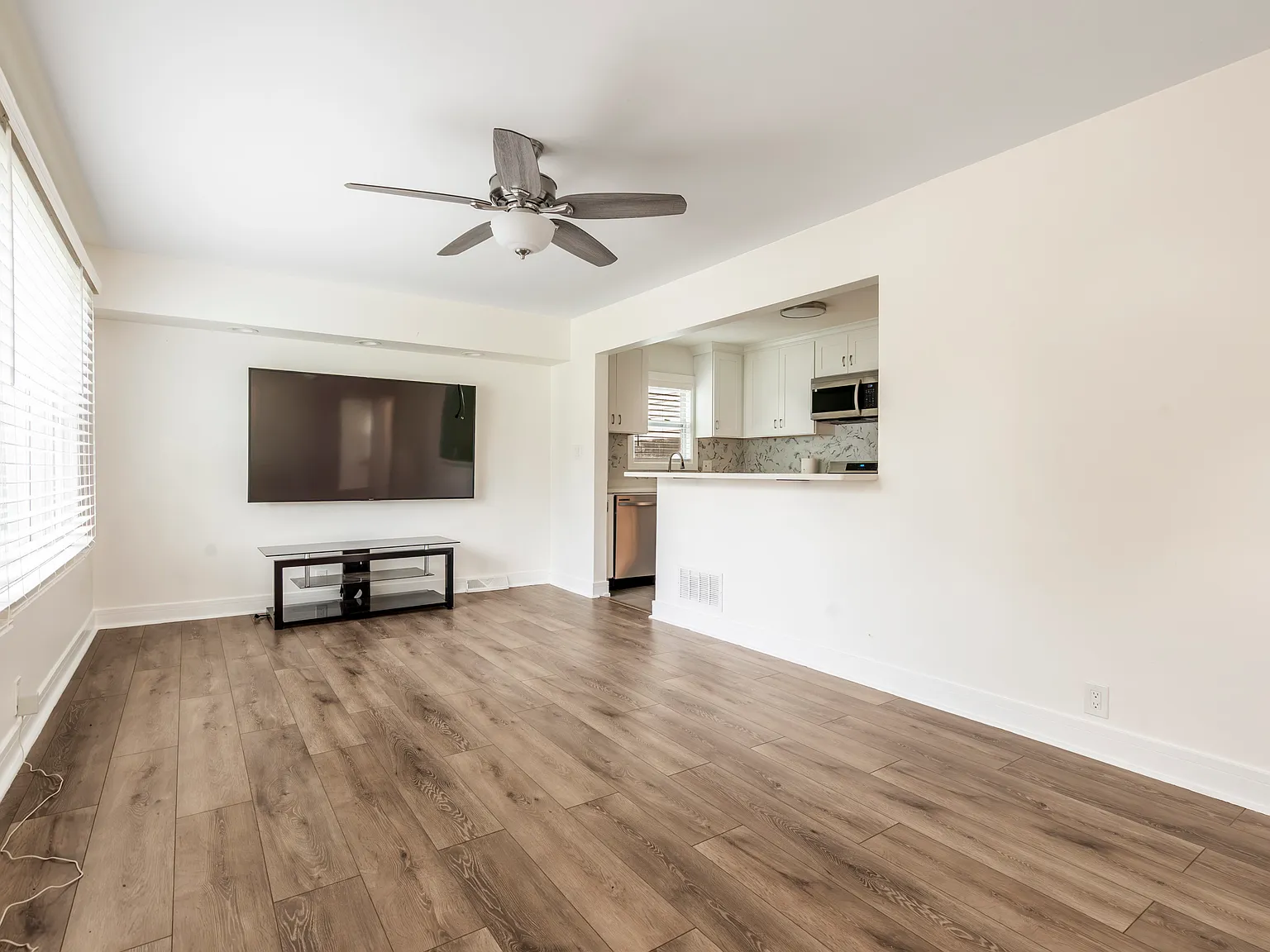 3 bed, 1000 sqft, $2,500 — Photo 3
