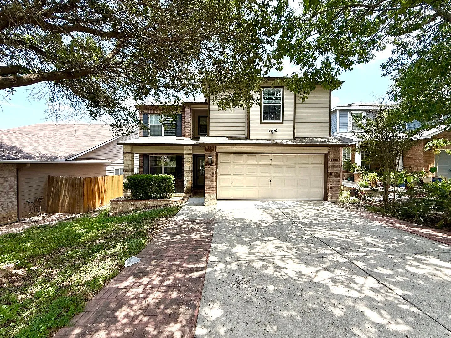 *Move In Special* Gorgeous Four Bedroom Home With Covered Patio Near Medical Center!! — Photo 2