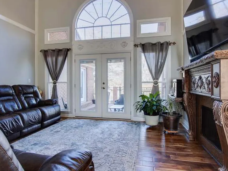 380 Lakeview Cir — Photo 3