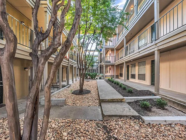 Oak Park Apartments — Photo 8