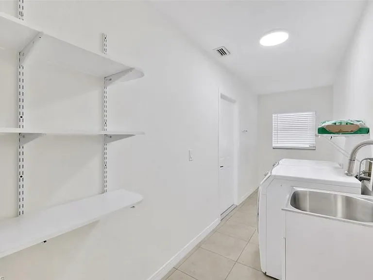 3717 SE 3rd Ave — Photo 4