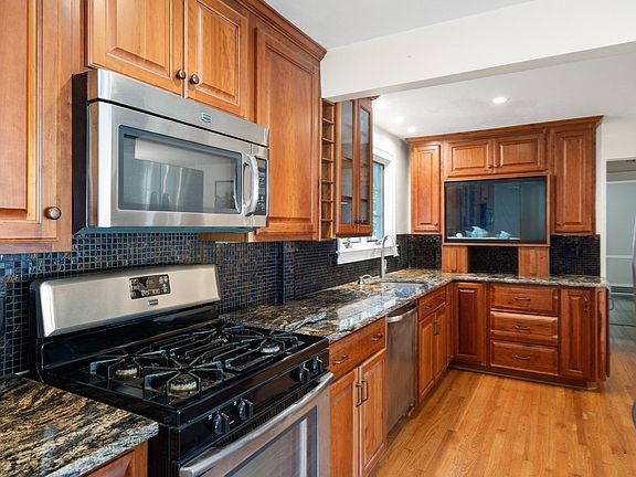 5th image of 197 Speen St