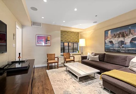 3rd image of 320 West 4bc #C-p