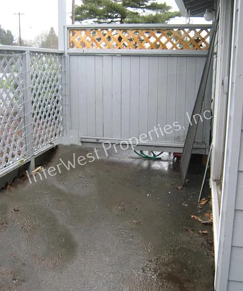 1040 W Powell Blvd — Photo 2