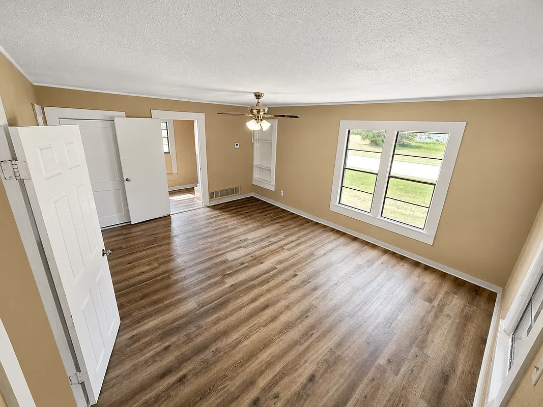 2 bed, 1.0 bath, 912 sqft, $1,300 — Photo 4
