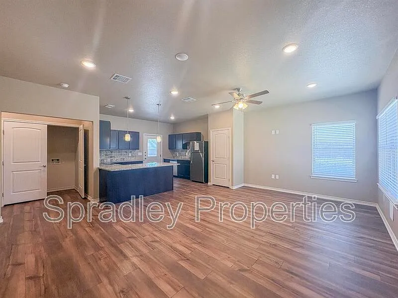 1 bed, 1.0 bath, 904 sqft, $1,250 — Photo 2