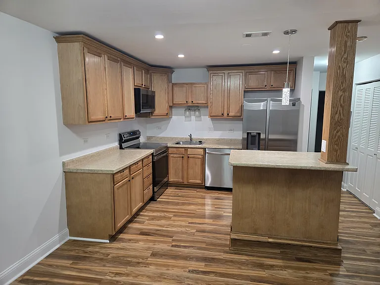 7502 Farmingdale Dr #102 — Photo 2