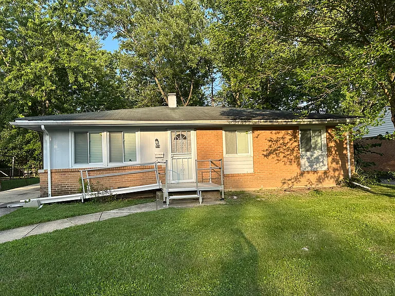719 Blackhawk Dr — Photo 1