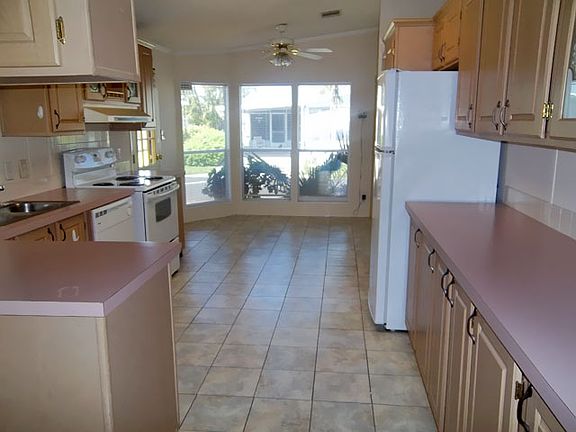 3rd image of 881 Sun Bird Ln