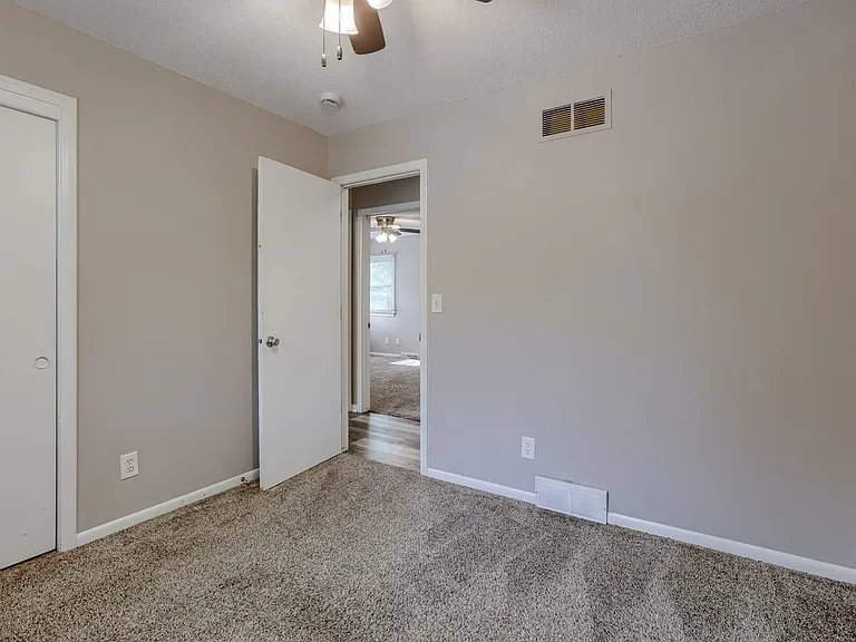 11705 Meredith Ave — Photo 19
