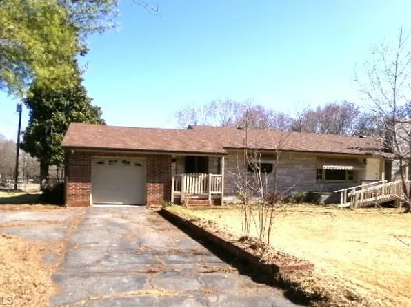 912 Friendly Rd, Eden, NC 27288