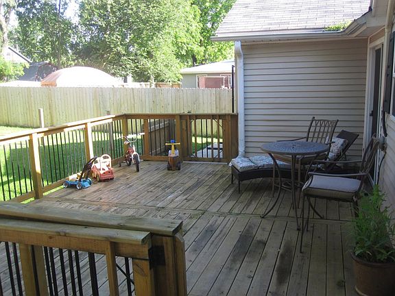 Great size deck for entertaining