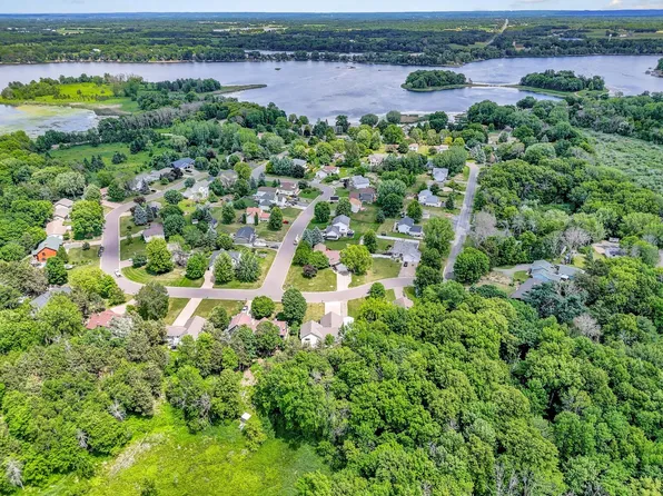 31066 Cedar Ridge Dr, Lindstrom, MN 55045