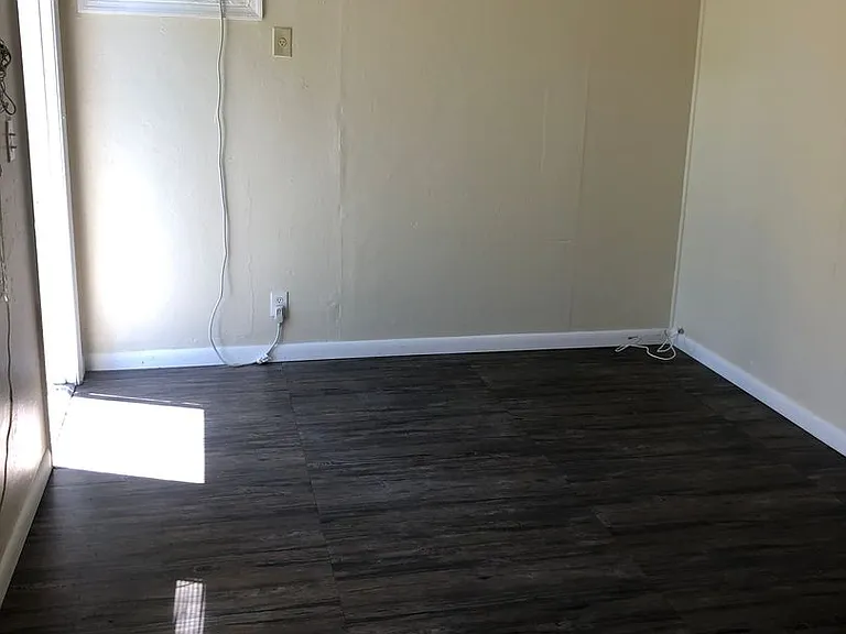 211 SW 7th Ave — Photo 6