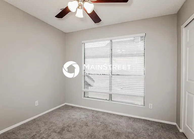 526 E Utopia Rd — Photo 13