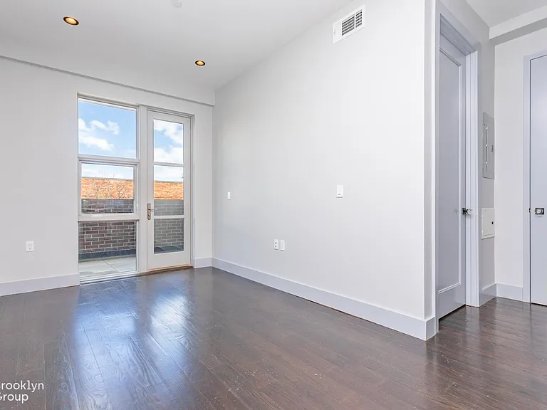 56 Box St #2A — Photo 5