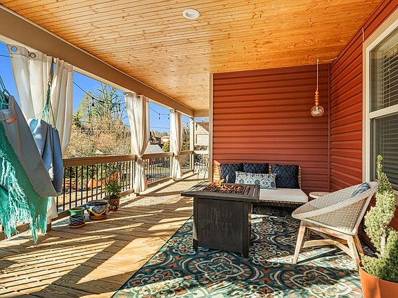 3rd image of 695 Reed St