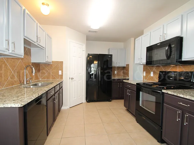 6712 Taree Loop — Photo 7