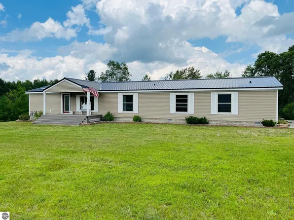 9441 Creek View Dr, Farwell, MI 48622