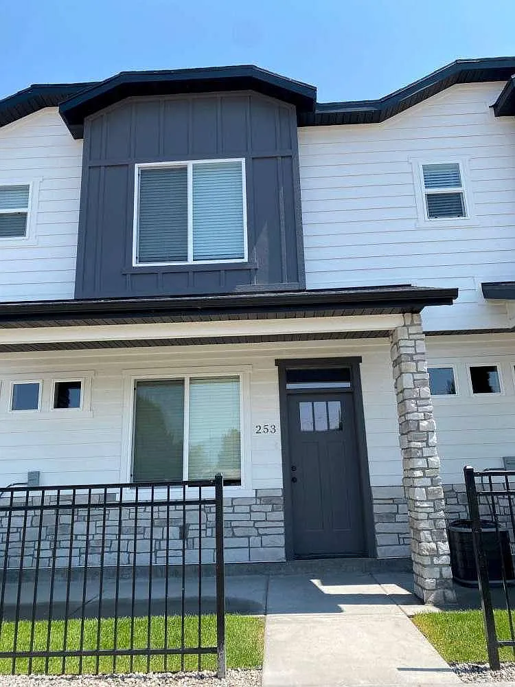3 bed, 2.5 bath, 1553 sqft, $1,650 — Photo 1