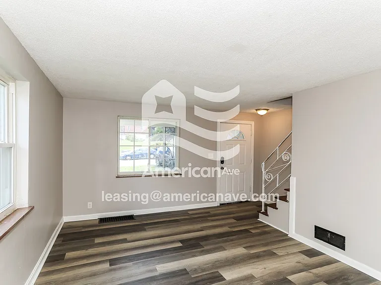 619606_003_living_room_3.jpg