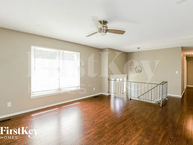 5906 NW Harris Dr — Photo 3