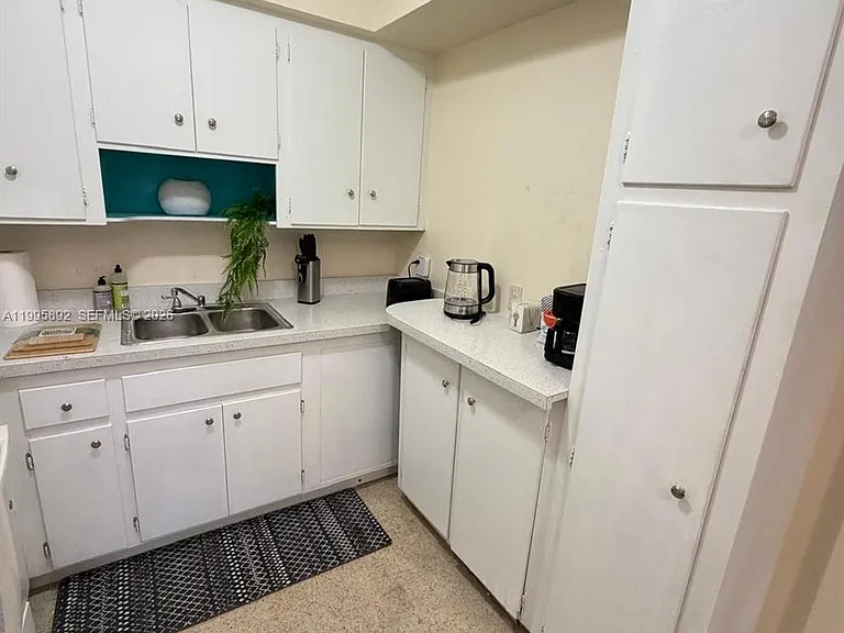 1111 N Victoria Park Rd #3 — Photo 4