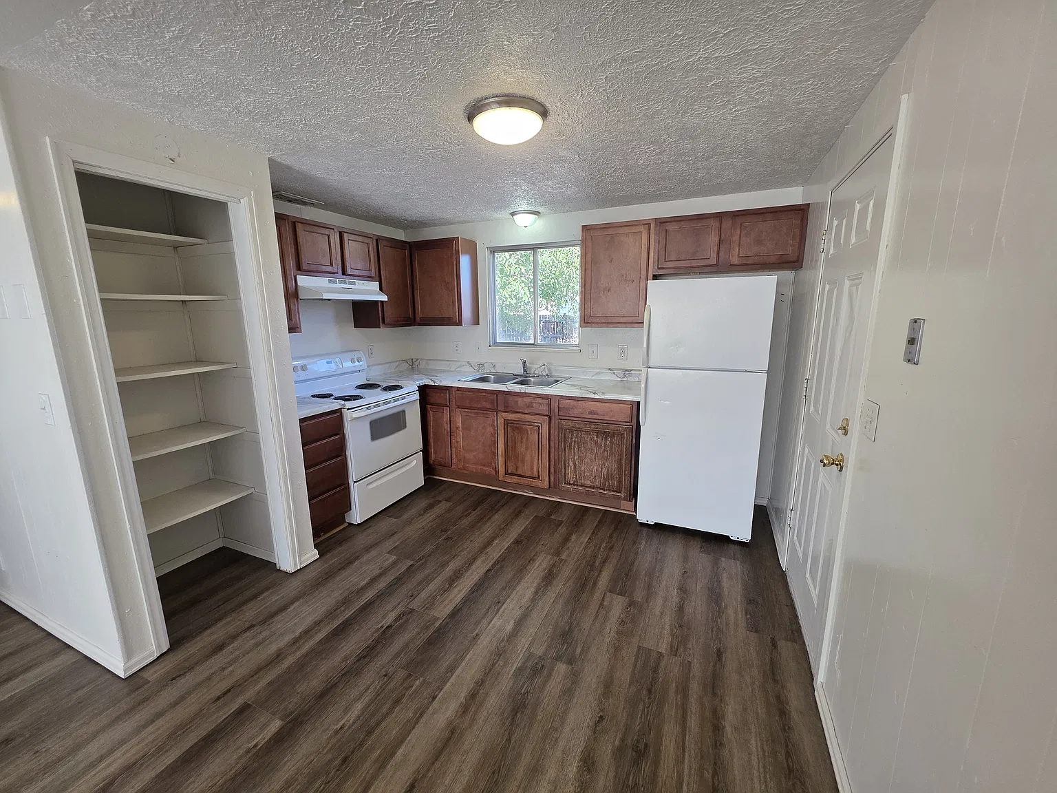 482 Mae St - 2 — Photo 4