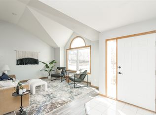 4301 101st St, Urbandale, IA 50322