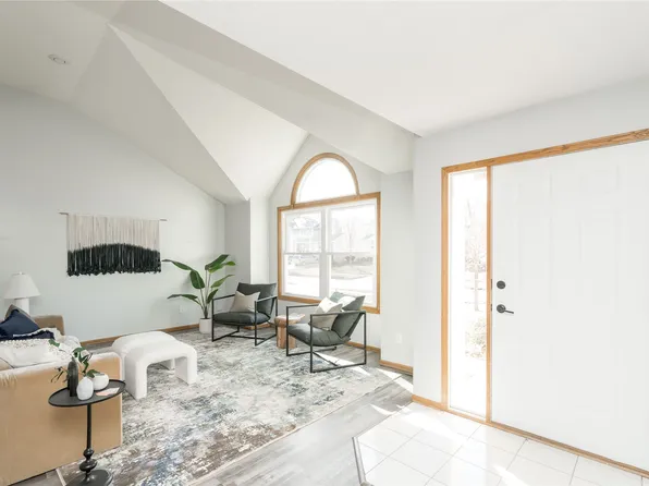 4301 101st St, Urbandale, IA 50322
