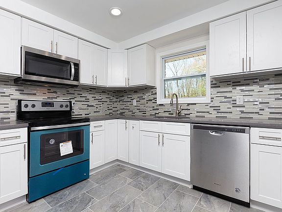 2nd image of 18 Duncan Ave
