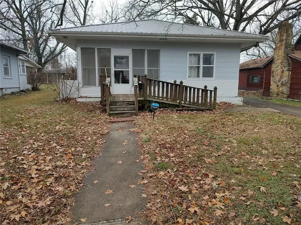 1233 N Cedar St, Nevada, MO 64772