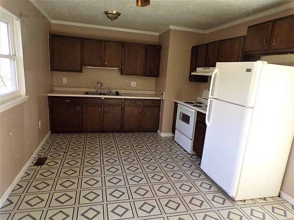 3rd image of 1620 Shields Dr