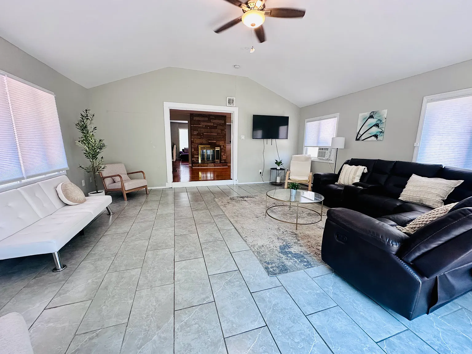 6 bed, 2736 sqft, $7,770 — Photo 3