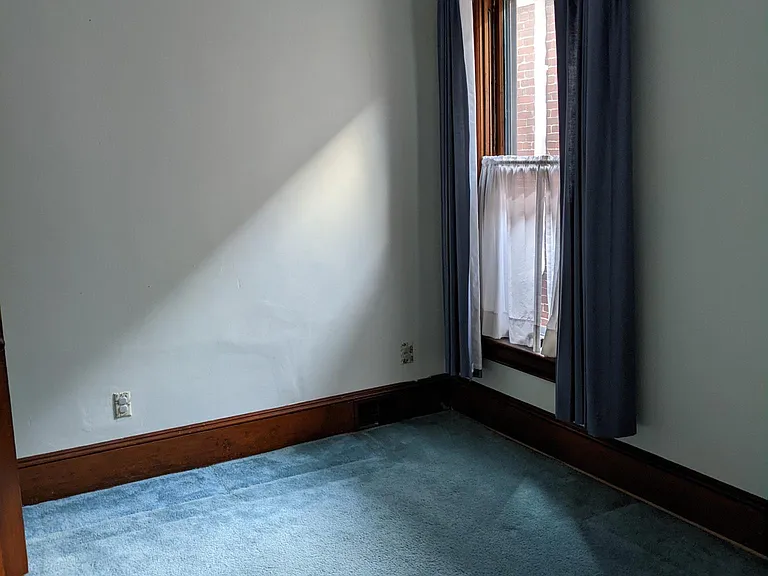 Middle bedroom (2nd floor)