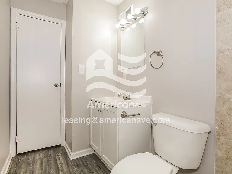 1619818_014_bathroom_13975960.jpg