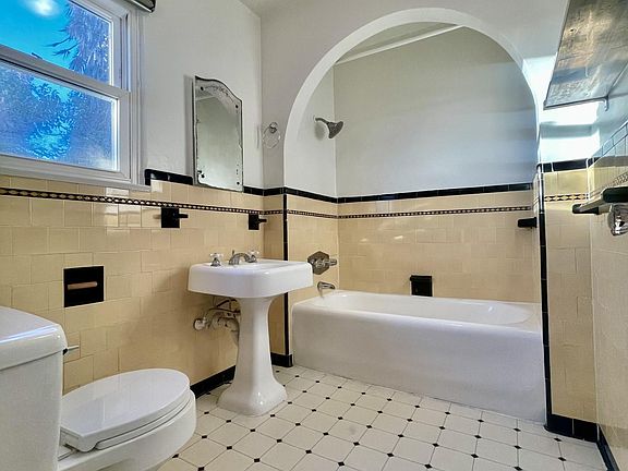 5th image of 1360 S Stanley Ave #1362-1/2