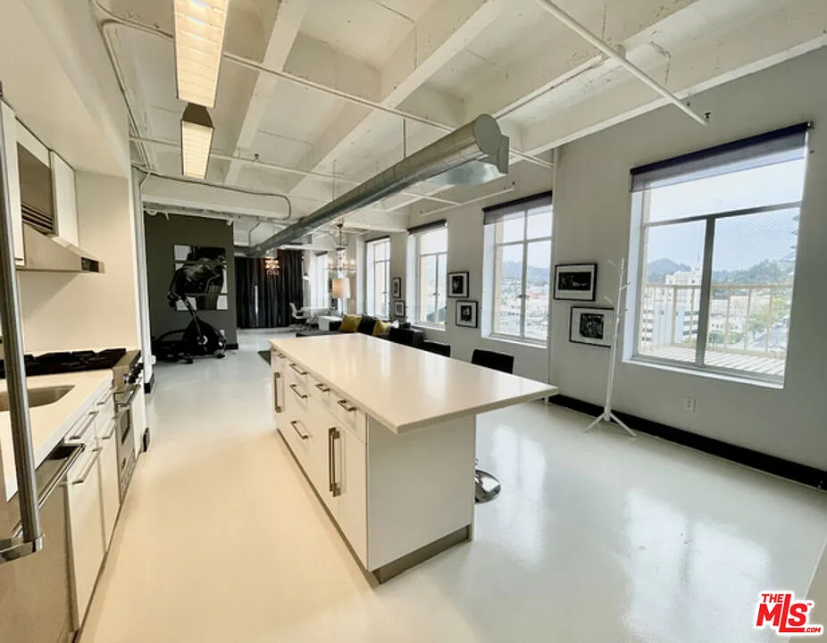 Studio, 1.0 bath, 860 sqft, $3,180 — Photo 2
