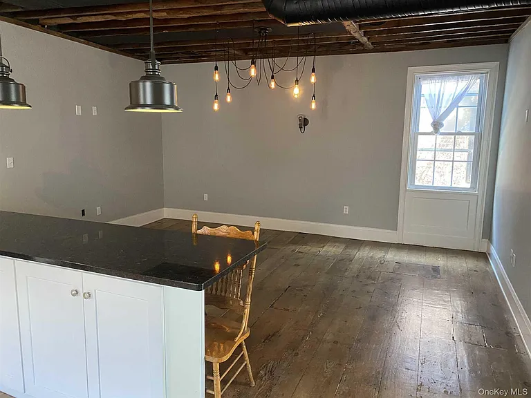 1121 Main St — Photo 5