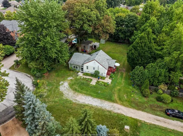 7035 Matchette Rd, Lasalle, ON N9J 2S1