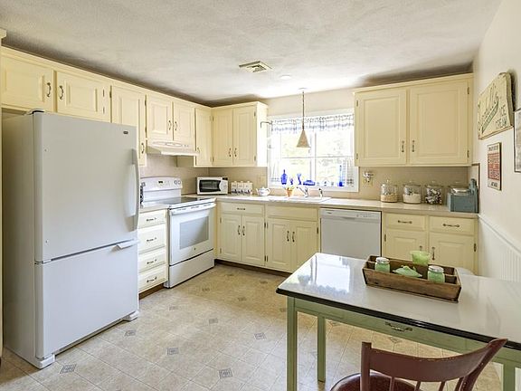 2nd image of 401 Colonial Dr Unit 11