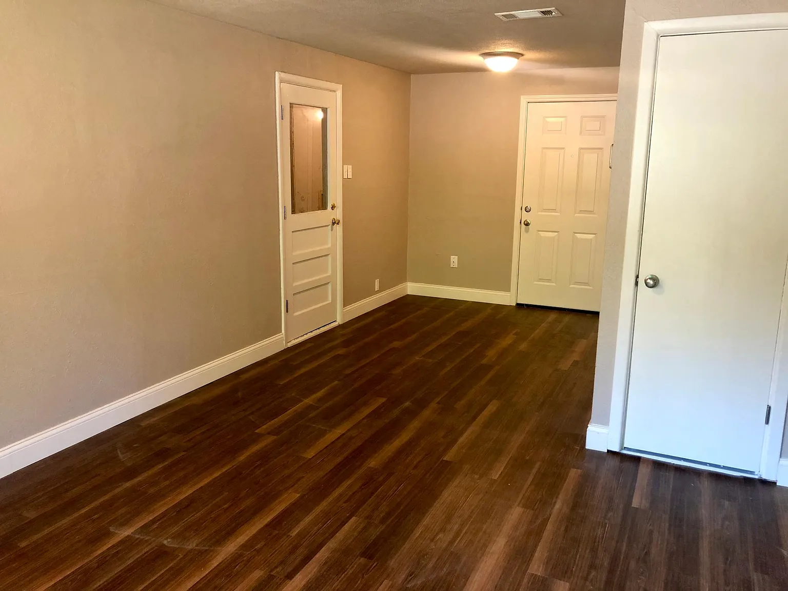 3 bed, 927 sqft, $1,550 — Photo 2