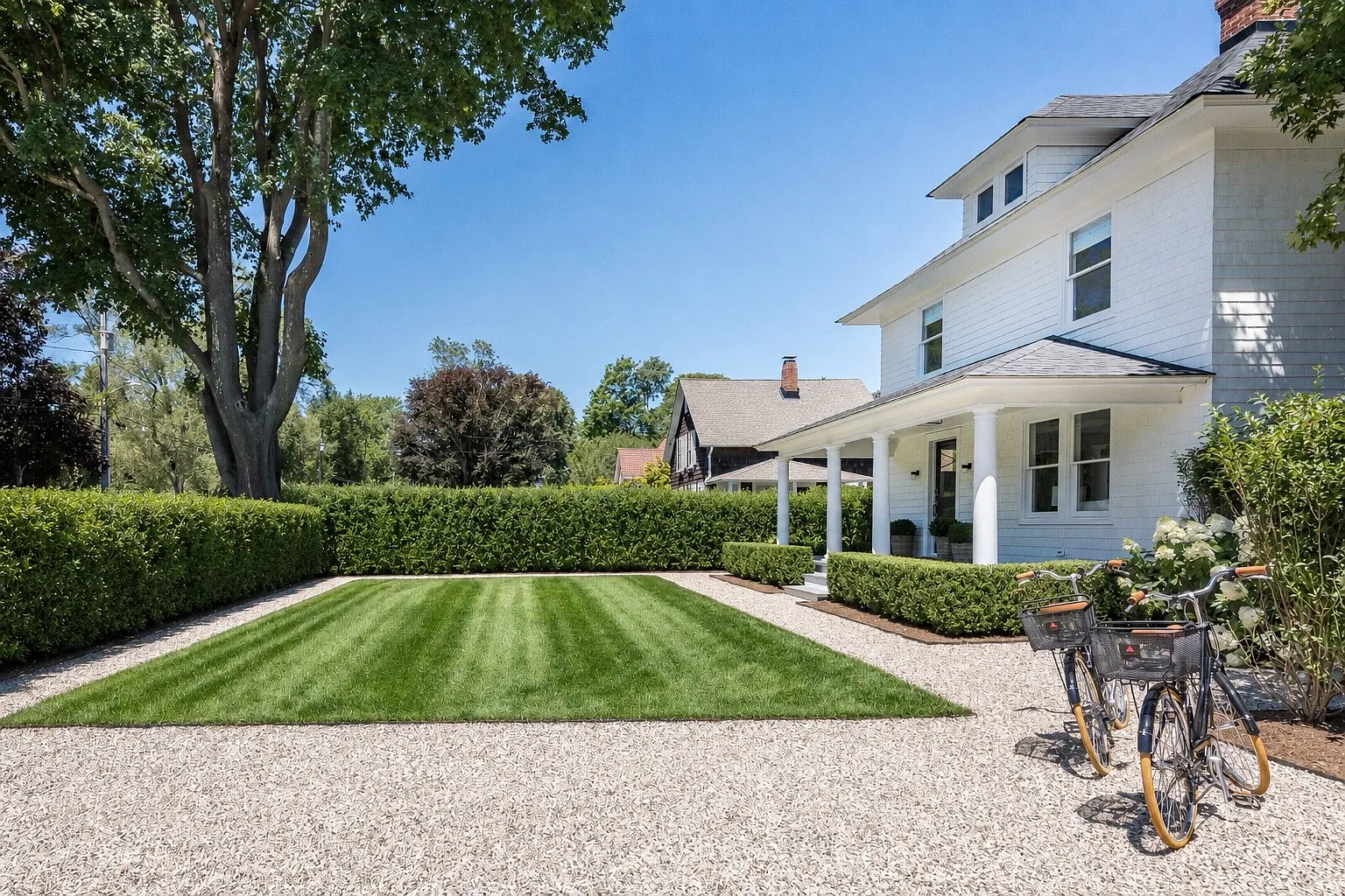 Designers Own Sophisticated Bridgehampton Classic — Photo 3