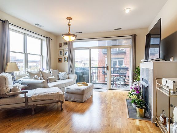 3rd image of 2310 W Saint Paul Ave APT 302