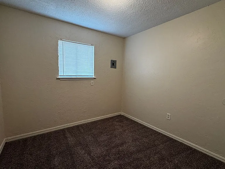 1408 NW Ozmun Ave — Photo 5